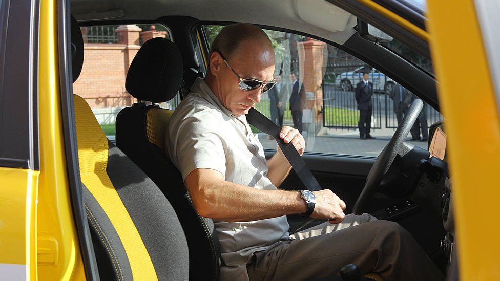 소비에트 연방이 해체되던 1990년대 초 택시 운전을 한 적이 있다고 깜짝 고백한 블라디미르 푸틴 러시아 대통령이 지난 2010년 하바롭스크에서 라다 승용차 운전을 위해 안전벨트를 채우고 있다. AFP 자료사진연합뉴스 