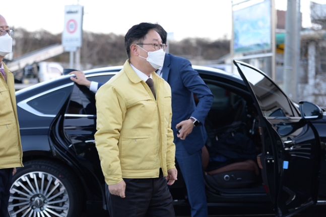 박범계 법무부장관이 13일 오후 현장 점검을 하기 위해 충남 홍성교도소에 도착하고 있다. 연합뉴스