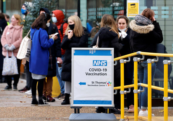 코로나19 백신 접종 기다리는 런던 시민들
