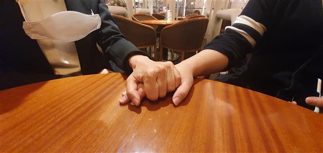 박영의 중학교 시절 선생님 신미경(왼쪽·가명)씨가 지난달 3일 부산의 한 카페에서 영이의 손을 맞잡고 있다. 부산 김주연 기자 justina@seoul.co.kr