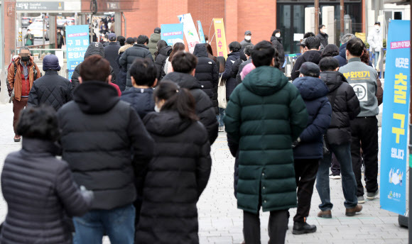 코로나 비상, 위중증 906명 사망자 94명 모두 역대 최다