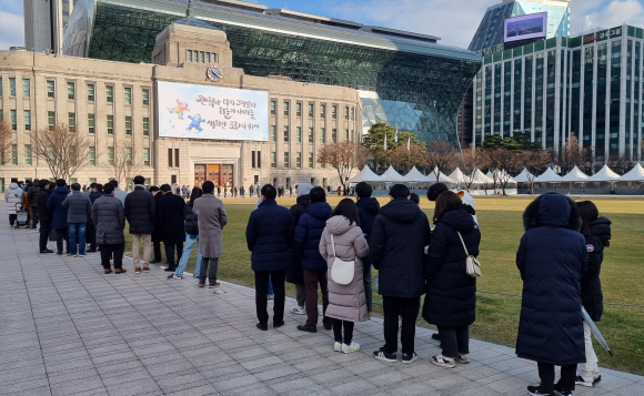 코로나로 하루 사망자가 100명에 육박한 가운데 14일 서울광장에 마련된 선별진료소를 찾은 사람들이 길게 줄지어 서 있다. 2021.12.14. 도준석 기자 pado@seoul.co.kr