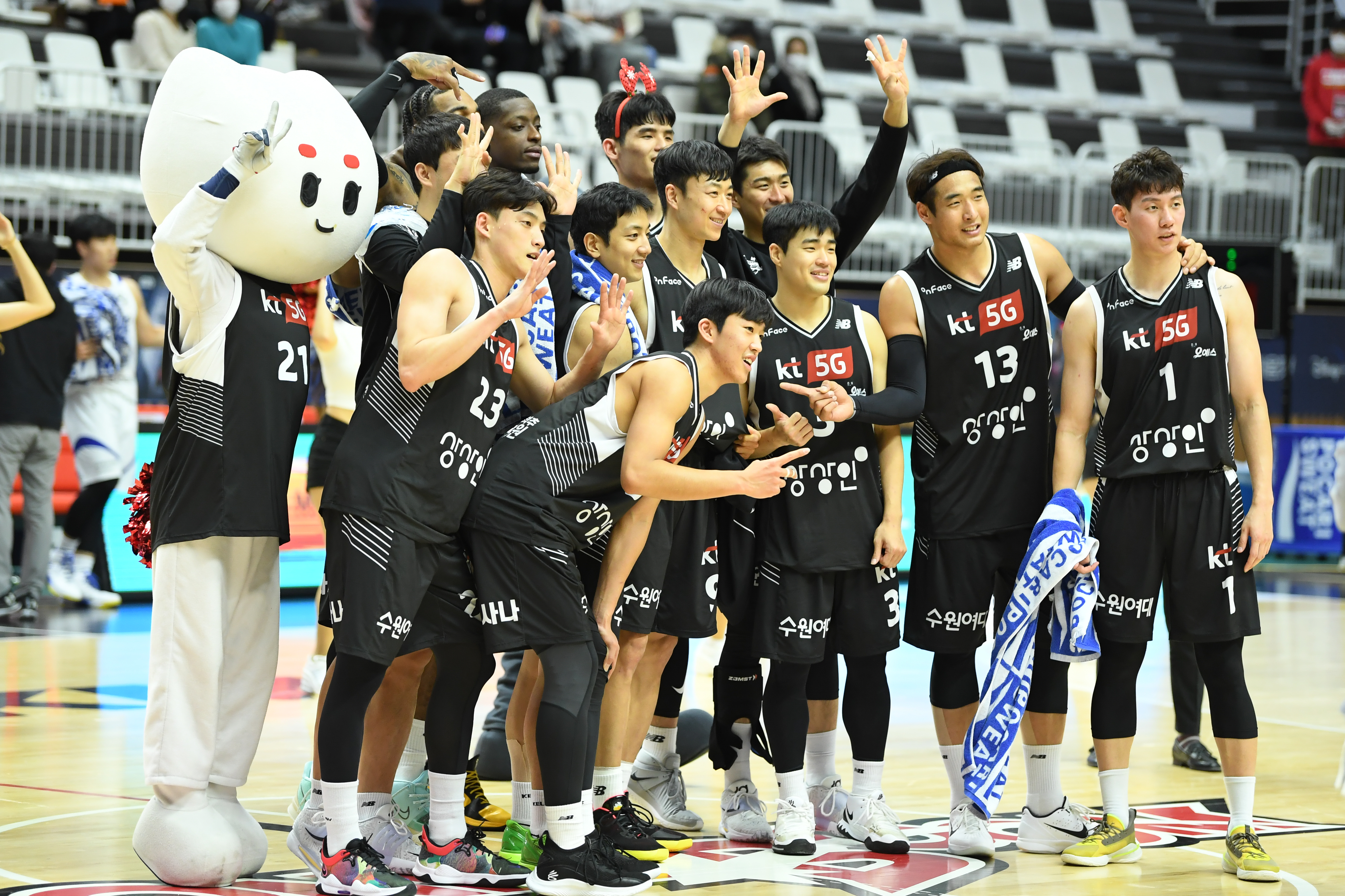 9연승 후 기념촬영하는 수원 KT 선수들. KBL 제공