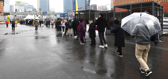 15일 오전 서울역 선별 진료소에 코로나 검사를 받기 위해 많은 시민들이 줄을 서서 순서를 기다리고 있다. 2021.12.15 안주영 전문기자 jya@seoul.co.kr