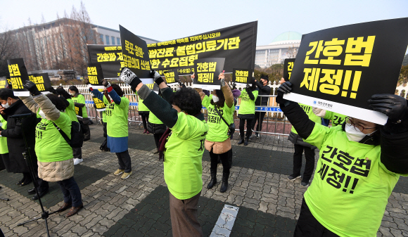 서울 여의도 국회 앞에서 대한간호사협회 회원들이 간호법 제정과 불법진료, 불법의료기관 퇴출을 위한 수요집회를 하고 있다. 2021.12.15 오장환 기자 5zzang@seoul.co.kr