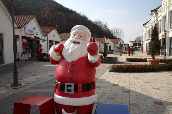 크리스마스를 열흘 앞둔 15일 전남 담양 산타마을의 거리가 신종 코로나바이러스 감염증(코로나19) 여파로 한산하다. 2021.12.15 연합뉴스