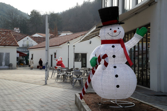 크리스마스를 열흘 앞둔 15일 전남 담양 산타마을의 거리가 신종 코로나바이러스 감염증(코로나19) 여파로 한산하다. 2021.12.15 연합뉴스