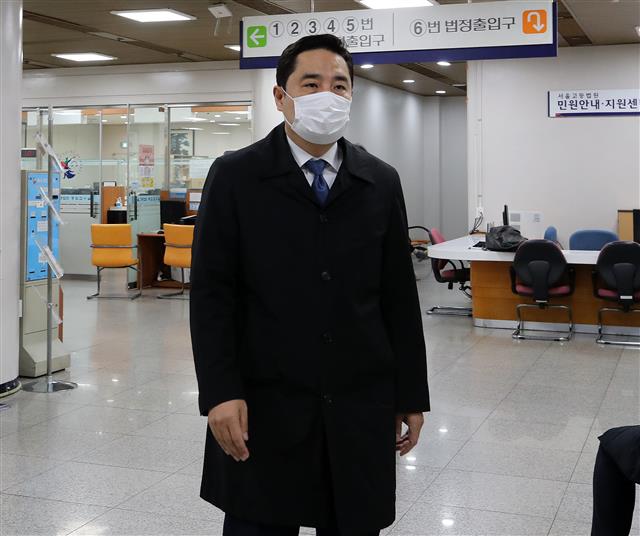 유명 블로거 ‘도도맘’ 김미나 씨에게 허위 고소를 부추긴 혐의로 기소된 강용석 변호사가 15일 오후 서울 서초구 서울중앙지법에서 열린 무고 교사 2회 공판에 출석하고 있다.  강 변호사는 2015년 ‘도도맘’ 김씨를 부추겨 모 증권사 본부장 A씨를 강간치상죄로 고소하도록 종용했다는 혐의를 받고 있다. 2021.12.15  뉴스1