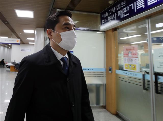 유명 블로거 ‘도도맘’ 김미나 씨에게 허위 고소를 부추긴 혐의로 기소된 강용석 변호사가 15일 오후 서울 서초구 서울중앙지법에서 열린 무고 교사 2회 공판에 출석하고 있다.  강 변호사는 2015년 ‘도도맘’ 김씨를 부추겨 모 증권사 본부장 A씨를 강간치상죄로 고소하도록 종용했다는 혐의를 받고 있다. 2021.12.15  뉴스1