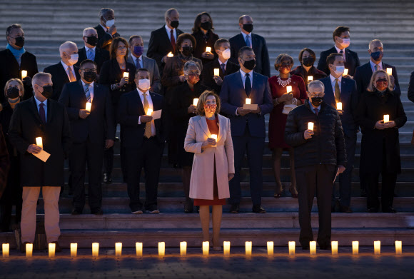 미국 의원들이 14일(현지시간) 워싱턴DC 의사당에서 이날 80만명을 넘은 코로나19 사망자를 기리는 추모행사를 열고 있다. AP