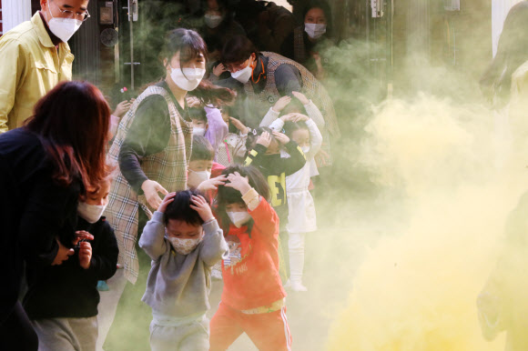 지진 대피는 ‘머리를 감싸고’