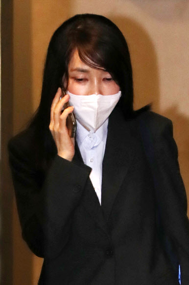 국민의힘 윤석열 대선 후보의 배우자 김건희 씨가 15일 서울 서초구 자택에서 나와 자신의 사무실로 향하고 있다. 2021.12.15 연합뉴스