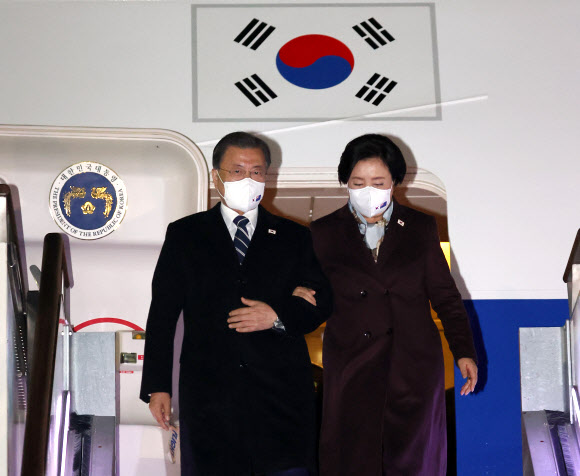 3박4일간 호주 국빈 방문을 마친 문재인 대통령 내외가 15일 성남 서울공항에 도착, 공군 1호기에서 내리고 있다. 2021.12.15  연합뉴스