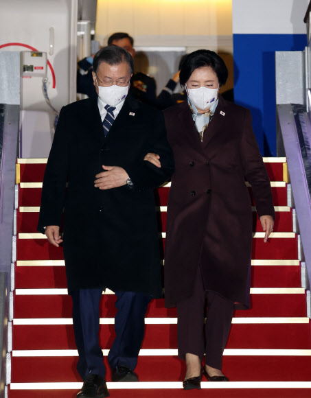 3박4일간 호주 국빈 방문을 마친 문재인 대통령 내외가 15일 성남 서울공항에 도착, 공군 1호기에서 내리고 있다. 2021.12.15  연합뉴스