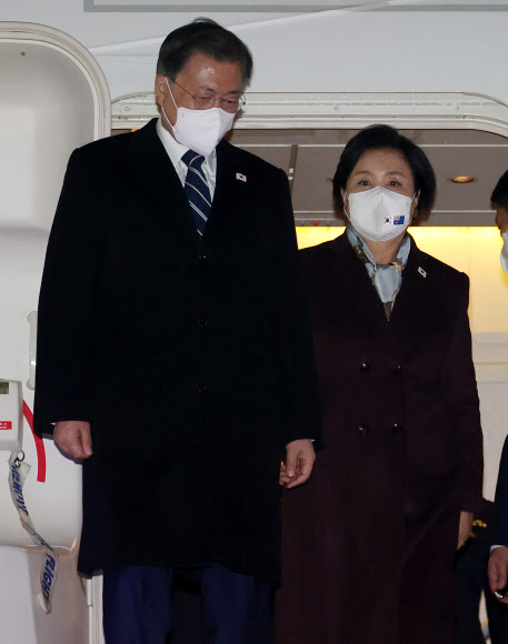 3박4일간 호주 국빈 방문을 마친 문재인 대통령 내외가 15일 성남 서울공항에 도착, 공군 1호기에서 내리고 있다. 2021.12.15  연합뉴스