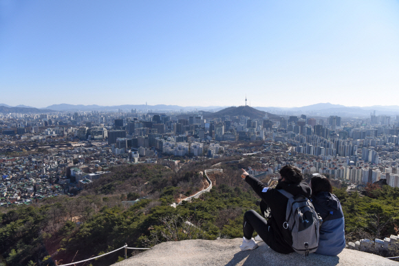 범바위 정상에서 본 서울 도심의 모습. 한양도성의 성벽이 뱀처럼 구불거리며 도심으로 향하고 있다.