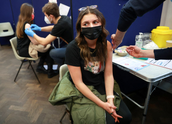 코로나 백신을 맞고 있는 영국 여성