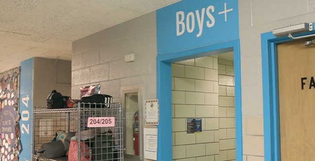 시카고의 한 학교에 설치된 ‘Girls’(여학생+), ‘Boys+’(남학생+) 화장실. 2021.12.16 CPS 트위터 캡처