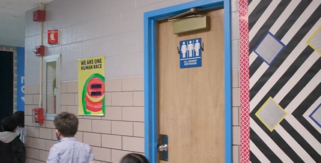 시카고의 한 학교에 설치된 성중립 화장실. 2021.12.16 CPS 트위터 캡처