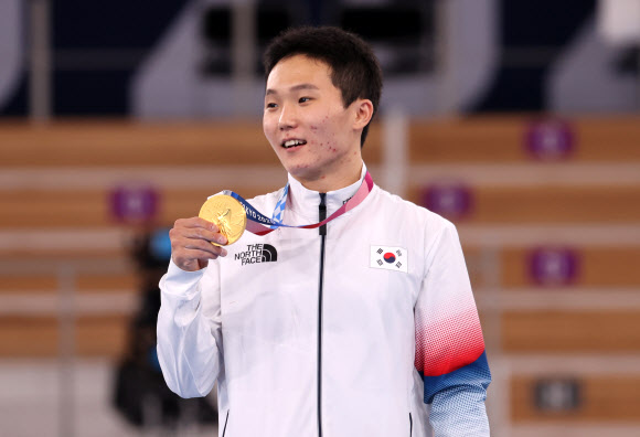 신재환이 지난 8월 일본 도쿄 아리아케 체조경기장에서 열린 기계체조 도마 결선에서 금메달을 획득한 후 메달을 들어보이고 있다. 연합뉴스