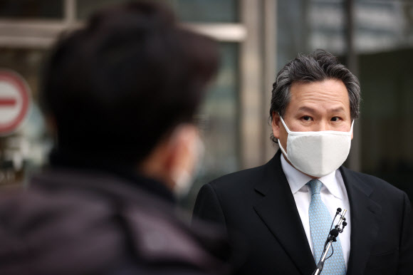 ‘대한아이스하키협회 회장 인준 거부’ 최철원 당선자 기자회견  이른바 ‘맷값 폭행’ 논란으로 대한아이스하키협회장 인준이 거부된 최철원 마이트앤메인 대표가 16일 오전 서울 송파구 서울동부지법에서 열린 회장 지위 확인 청구 소송 마지막 심문기일을 마친 뒤 취재진 앞에서 발언하고 있다. 2021.12.16 <br>연합뉴스