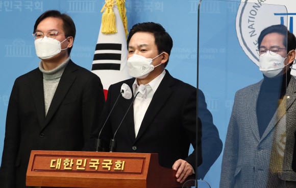 국민의힘 원희룡 중앙선대위 정책총괄본부장이 16일 국회 소통관에서 기자회견을 열고 대장동 관련 긴급 기자회견을 하고 있다.2021. 12. 16 김명국 선임기자 daunso@seoul.co.kr