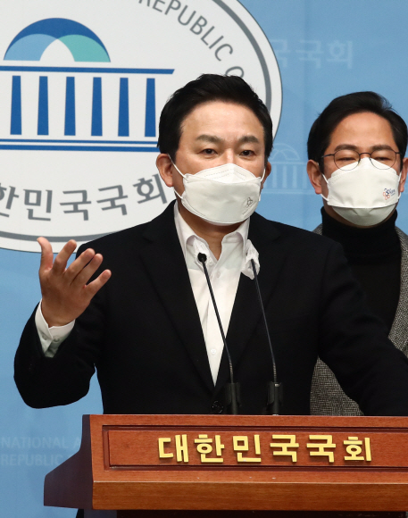 국민의힘 원희룡 중앙선대위 정책총괄본부장이 16일 국회 소통관에서 기자회견을 열고 대장동 관련 긴급 기자회견을 하고 있다.2021. 12. 16 김명국 선임기자 daunso@seoul.co.kr