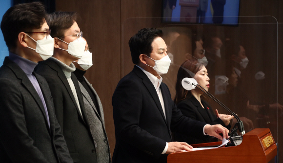 국민의힘 원희룡 중앙선대위 정책총괄본부장이 16일 국회 소통관에서 기자회견을 열고 대장동 관련 긴급 기자회견을 하고 있다.2021. 12. 16 김명국 선임기자 daunso@seoul.co.kr