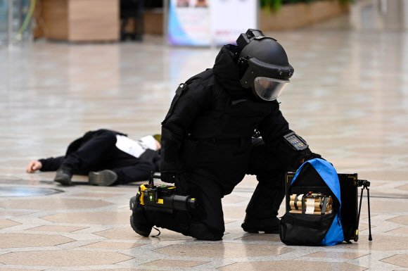 16일 서울 강서구 김포국제공항 국제선 여객청사에서 김포공항 테러대책협의회와 한국공항공사, 서울경찰청 경찰특공대 등 유관기관과 합동으로 진행된 2021년도 김포국제공항 대테러 종합훈련에서 폭발물 처리 요원이 물품을 탐색하고 있다. 2021.12.16  한국공항공사 제공