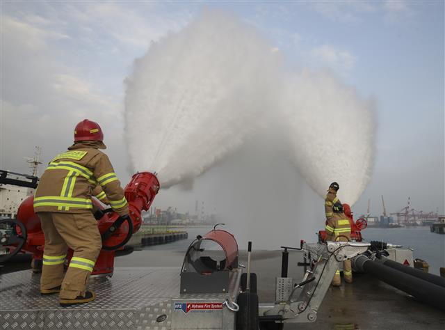 16일 오후 울산 울주군 온산읍 처용리 해안도로 일원에서 ‘대용량포 방사시스템’ 구축 장비 시연회가 열리고 있다.  울산에 전국 최초로 구축된 대용량포 방사시스템은 대형 유류저장탱크의 화재를 조기에 진압할 수 있으며, 대구경(300㎜) 소방호스 2.5㎞를 전개해 분당 최대 7만5000ℓ(4만5000ℓ 1대, 3만 리터 1대)를 방수할 수 있다. 방사거리는 최대 110m이다. 대용량포 방사시스템 도입은 지난 2018년 10월 경기 고양저유소 원유탱크 화재 당시 128억원의 재산피해가 발생해 진압까지 17시간 이상 장시간 소요된 것을 계기로 추진됐다. 2021.12.16 뉴스1