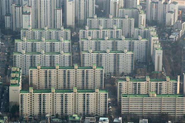 문재인 정부 들어 서울 강남과 중저가 외곽 지역 아파트값 차이가 두 배 수준 이상 벌어진 것으로 나타났다. 16일 한국부동산원에 따르면 11월 서울 아파트 평균 매매가격은 11억4828만원으로 10월 11억4065만원보다 800만원 가까이 올랐다. 평균 아파트값이 가장 비싼 강남구는 22억 9290원이며 가장 저렴한 중랑구는 6억 5459원으로 가격 차이가 16억3831만원에 달했다. 사진은 이날 서울 송파구 롯데월드타워 전망대 서울스카이에서 바라본 아파트단지 모습. 2021.12.16  뉴스1