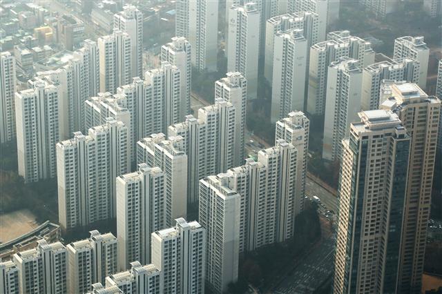 문재인 정부 들어 서울 강남과 중저가 외곽 지역 아파트값 차이가 두 배 수준 이상 벌어진 것으로 나타났다. 16일 한국부동산원에 따르면 11월 서울 아파트 평균 매매가격은 11억4828만원으로 10월 11억4065만원보다 800만원 가까이 올랐다. 평균 아파트값이 가장 비싼 강남구는 22억 9290원이며 가장 저렴한 중랑구는 6억 5459원으로 가격 차이가 16억3831만원에 달했다. 사진은 이날 서울 송파구 롯데월드타워 전망대 서울스카이에서 바라본 아파트단지 모습. 2021.12.16뉴스1