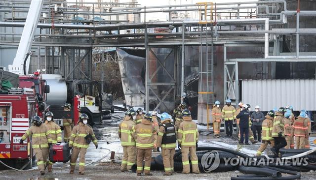 지난 13일 전남 여수 산업단지 내 한 공장에서 폭발과 함께 불이 나 소방대원들이 진화 작업을 하고 있다. 이날 폭발사고로 근로자 3명이 숨졌다. 여수 연합뉴스