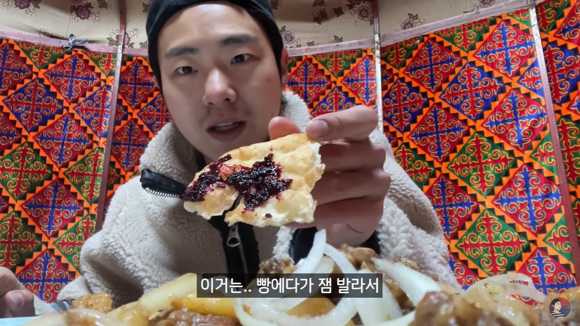 유튜버 ‘라이준’ 이제중씨가 키르기스스탄 전통 천막집 유르트에서 현지 음식을 맛보고 있다. 라이준 소련 라이프 유튜브 캡처