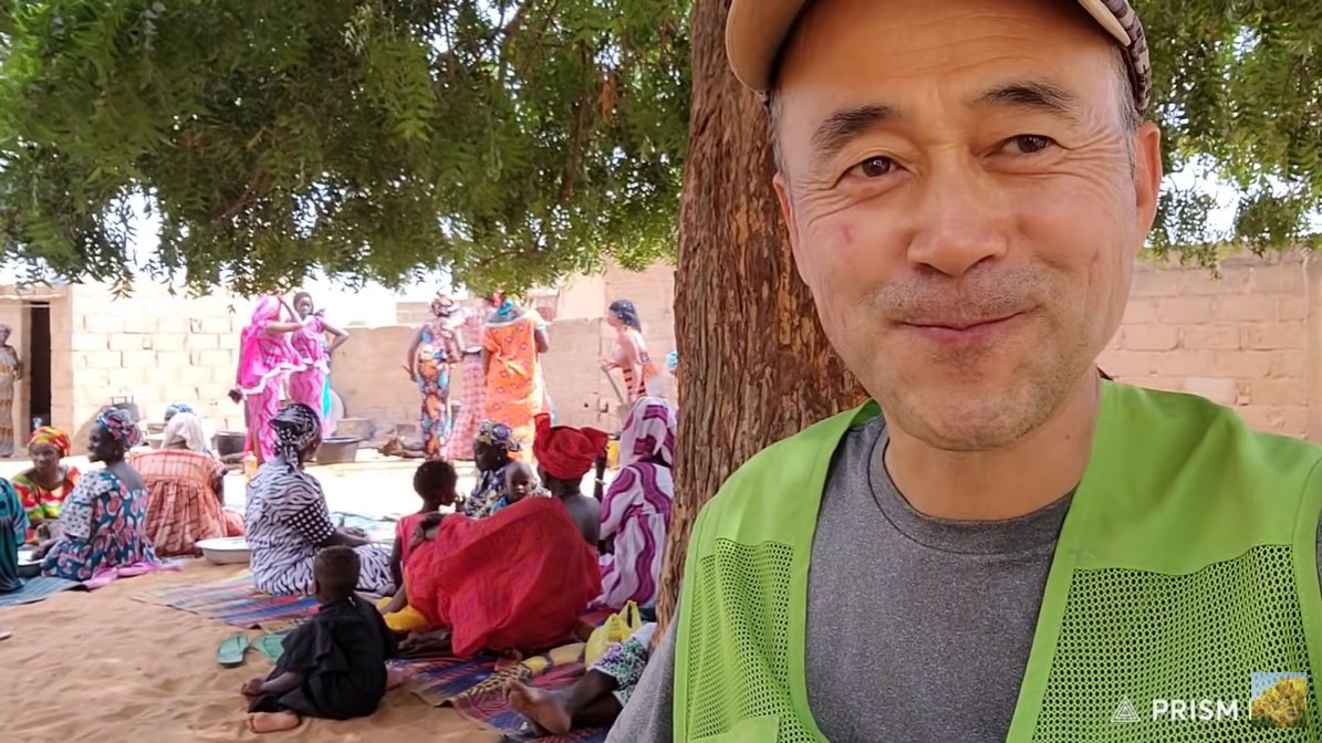 안덕종 새마을세계화재단 세네갈 사무소장이 마을 잔치에 참석한 모습. 어슬렁 어슬렁 아프리카 6년 유튜브 캡처