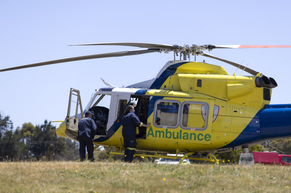 호주에서 공기를 주입하는 놀이기구가 돌풍에 날아가는 사고가 발생했다. 사고 직후 구조 헬리콥터와 앰뷸런스가 출동해 피해 어린이들을 병원으로 옮겼다. 2021-12-16 EPA 연합뉴스