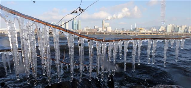 전국이 영하권의 날씨를 보인 17일 오전 서울 여의도 한강공원 일대에 고드름이 얼어있다. 2021.12.17  뉴스1