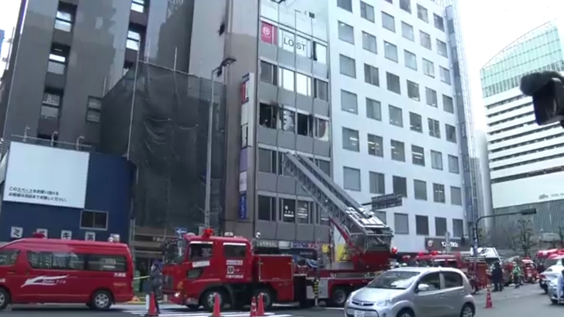 17일 일본 오사카 기타구 건물 화재 현장 모습. NHK 방송화면 캡처