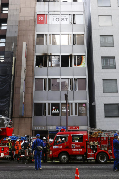 일본 오사카 소방대원 등이 17일 화재가 발생한 JR 기타신치역 근처 건물의 화재 현장을 살펴보고 있다. 교도 뉴스 AP 연합뉴스