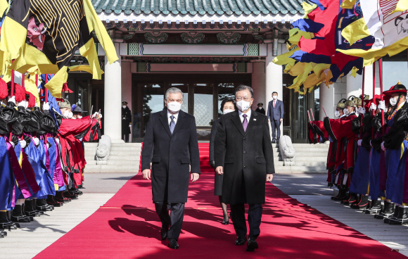 문재인 대통령이 17일 오전 청와대에서 국빈 방문 중인 샤브카트 미르지요예프 우즈베키스탄 대통령과 공식환영식을 마친 뒤 정상회담장으로 이동하고 있다.2021.12.17. 도준석 기자 pado@seoul.co.kr