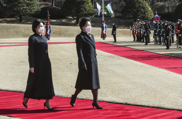 문재인 대통령 부인 김정숙 여사와 샤브카트 미르지요예프 우즈베키스탄 대통령 부인 미르지요예바 여사와 17일 오전 청와대 대정원에서 열린 공식환영식에서 이동하고 있다.2021.12.17. 도준석 기자 pado@seoul.co.kr