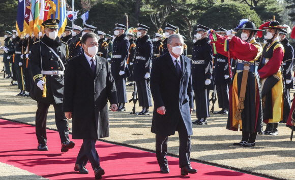 문재인 대통령이 17일 오전 청와대 대정원에서 열린 공식환영식에서 국빈 방문 중인 샤브카트 미르지요예프 우즈베키스탄 대통령과 의장대를 사열하고 있다.2021.12.17. 도준석 기자 pado@seoul.co.kr