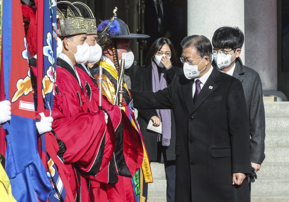 문재인 대통령이 17일 오전 샤브카트 미르지요예프 우즈베키스탄 대통령 공식환영식을 위해 청와대 본관 앞에서 대기중인 의장대의 옷을 만져보며 춥지는 않은지 등 질문하며 대화하고 있다2021.12.17. 도준석 기자 pado@seoul.co.kr