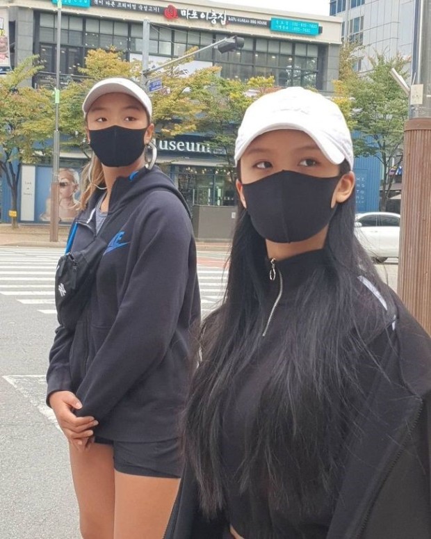 전 축구선수 이동국의 쌍둥이 딸 재시·재아(왼쪽). SNS 캡처 