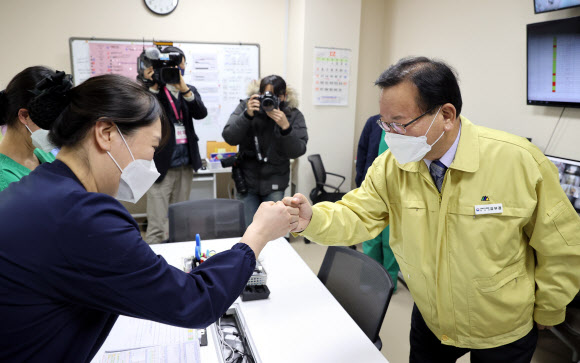 김부겸 국무총리가 17일 경기 성남시 국군수도병원 내 감염병전담병동을 방문해 의료진을 격려하고 있다. 2021.12.17 연합뉴스