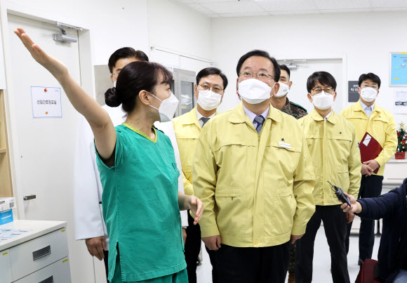 김부겸 국무총리가 17일 경기 성남시 국군수도병원을 방문해 의료진의 설명을 들으며 내부를 둘러보고 있다. 2021.12.17 연합뉴스