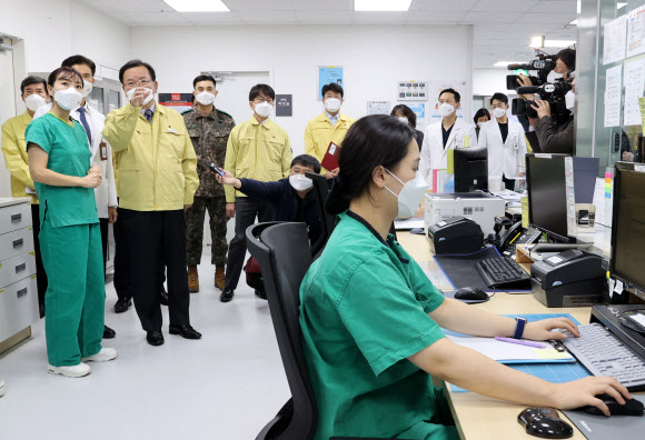 김부겸 국무총리가 17일 경기 성남시 국군수도병원을 방문해 시설을 둘러보고 있다. 2021.12.17 연합뉴스