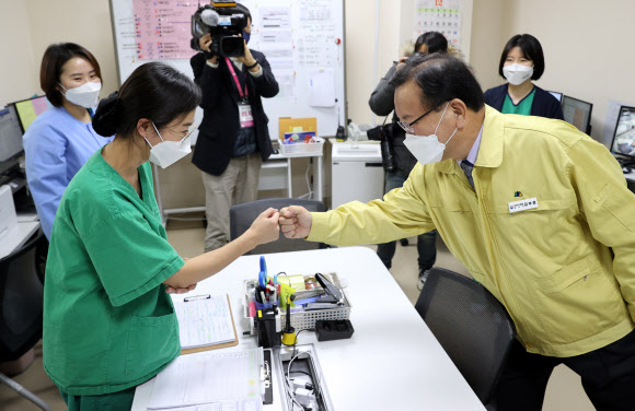 김부겸 국무총리가 17일 경기 성남시 국군수도병원을 방문해 의료진을 격려하고 있다. 2021.12.17 연합뉴스