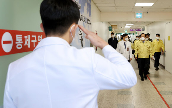 김부겸 국무총리가 17일 경기 성남시 국군수도병원 내 국가지정입원치료병상을 방문하고 있다. 2021.12.17 연합뉴스