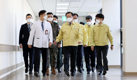 김부겸 국무총리가 17일 경기 성남시 국군수도병원 내 감염병전담병동을 방문하고 있다. 2021.12.17 연합뉴스